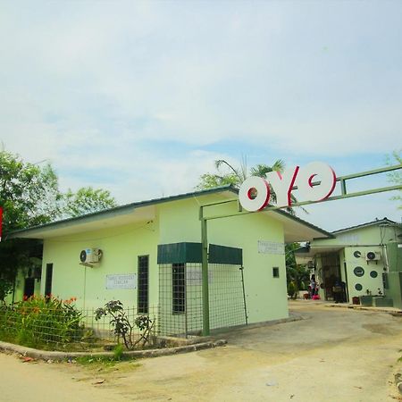 Oyo 1596 Taman Homestay Syariah Dumai Esterno foto